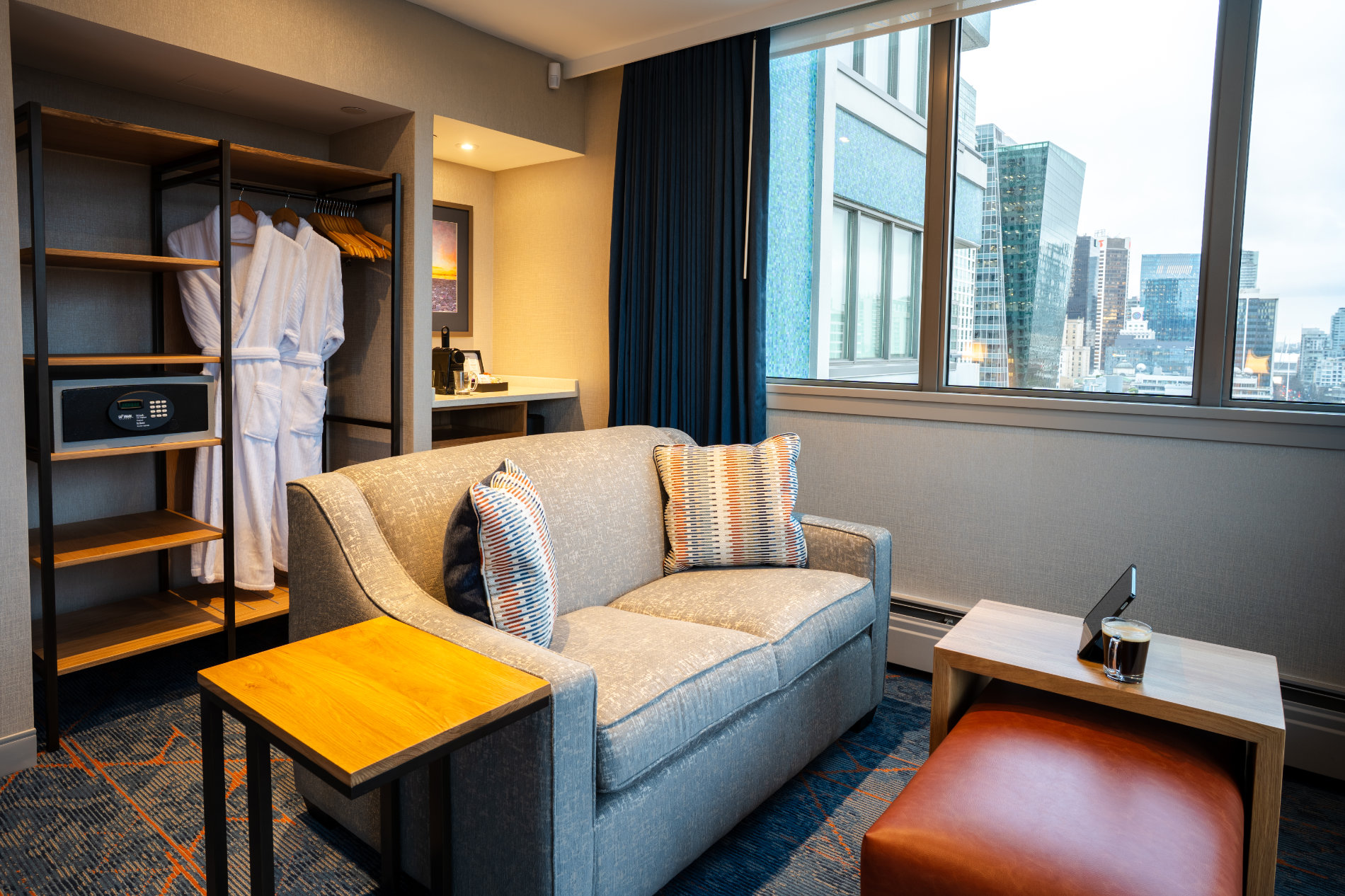 Standard Queen - view of sitting area
